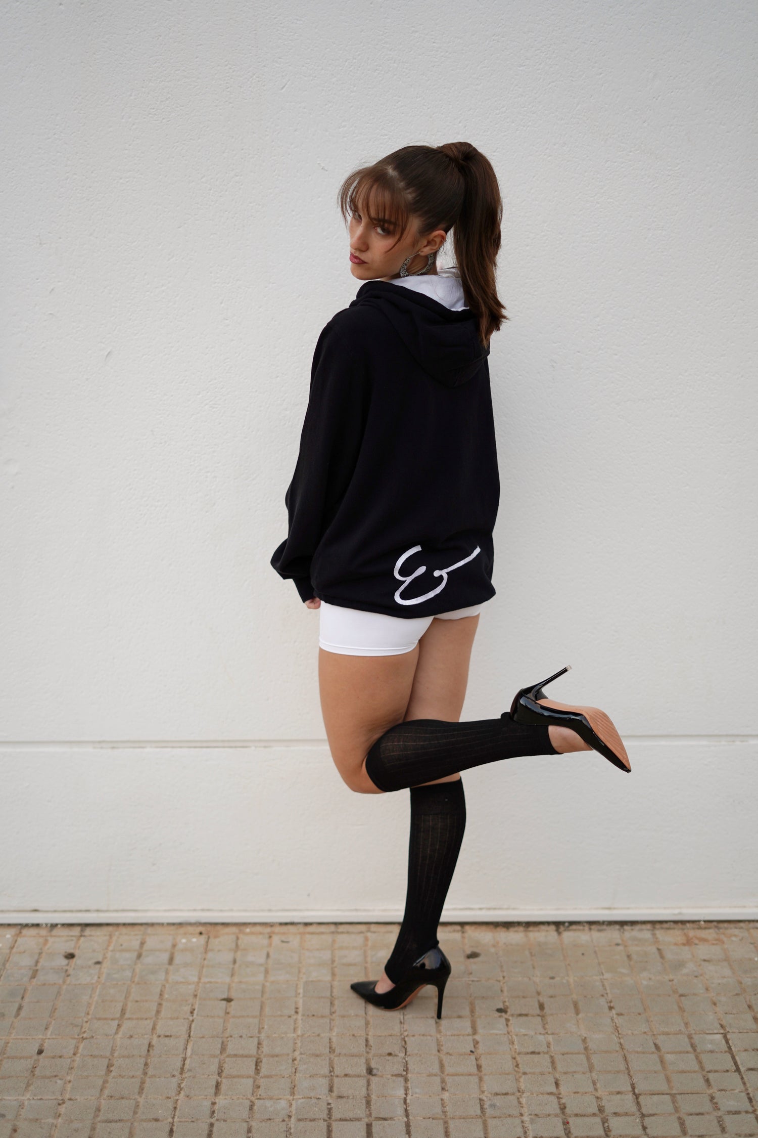 Bailarina con hoodie negro de danza EvVi
