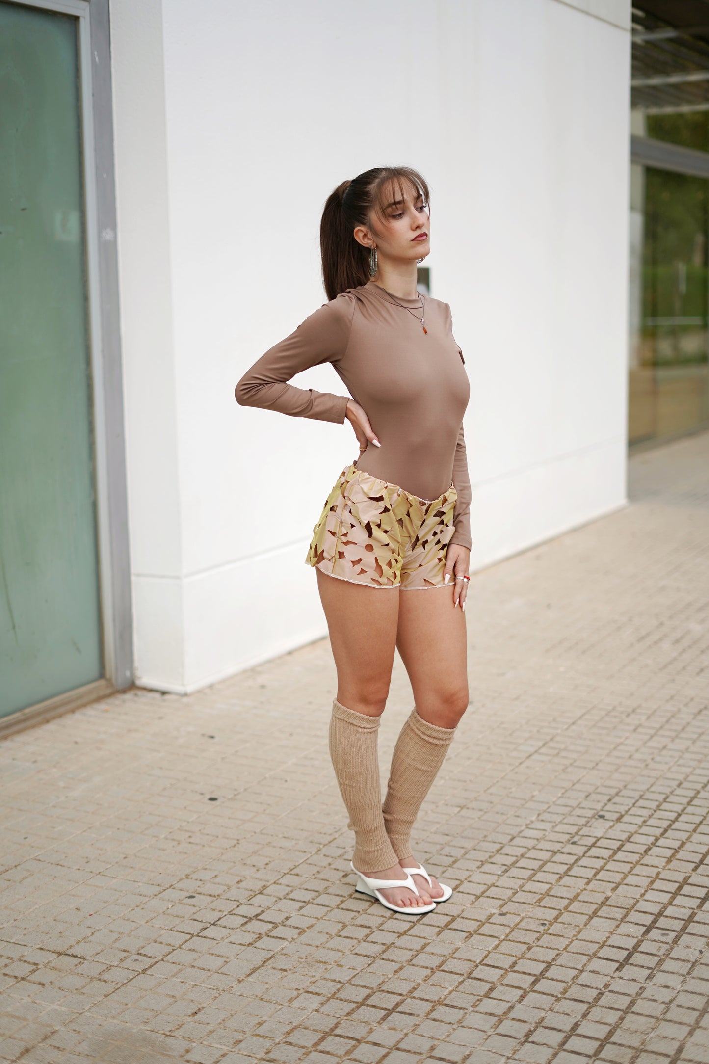 Short troquelado verde kaki en tafetán de frente