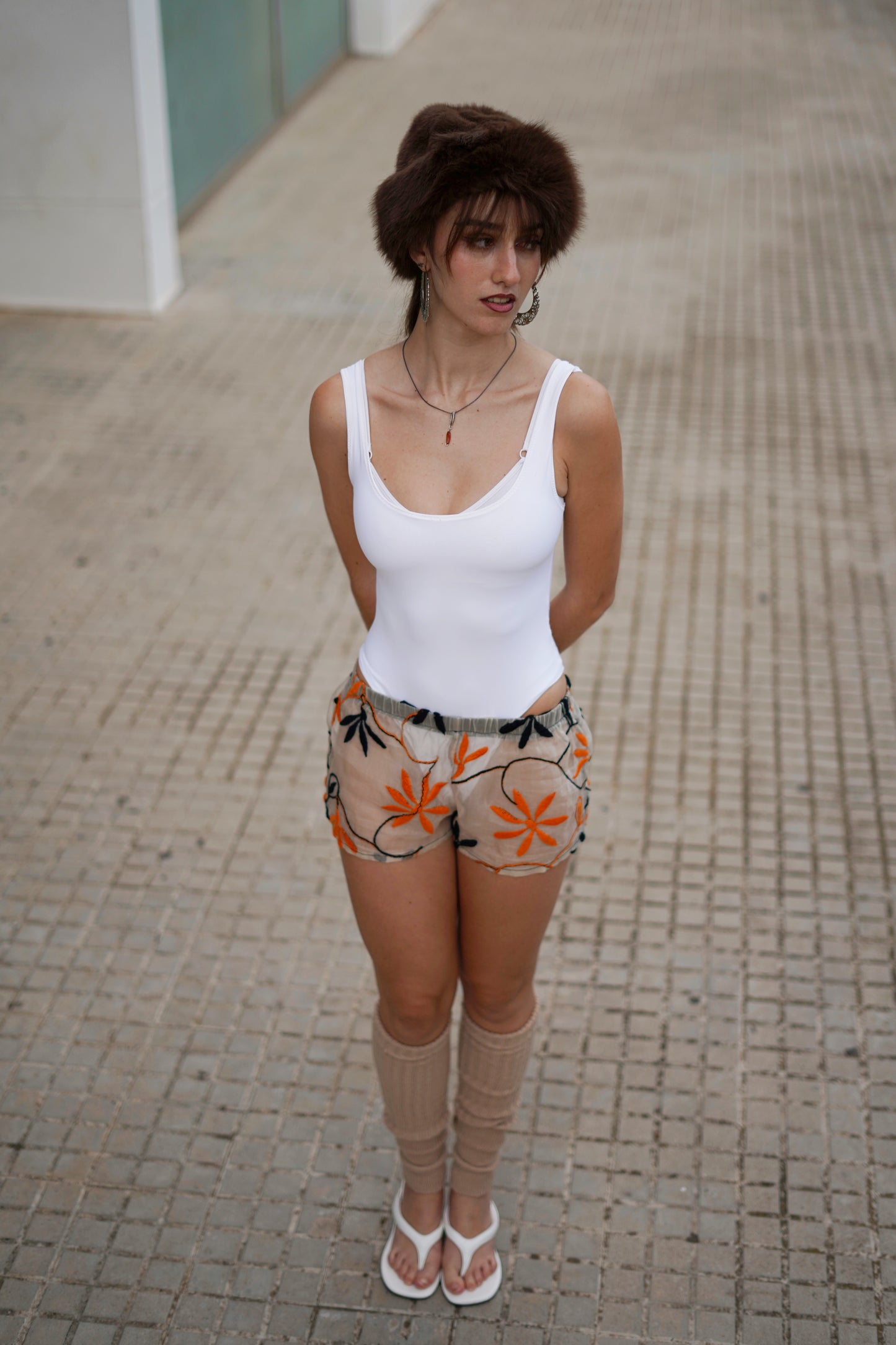 Short organza flores bordadas vista frontal