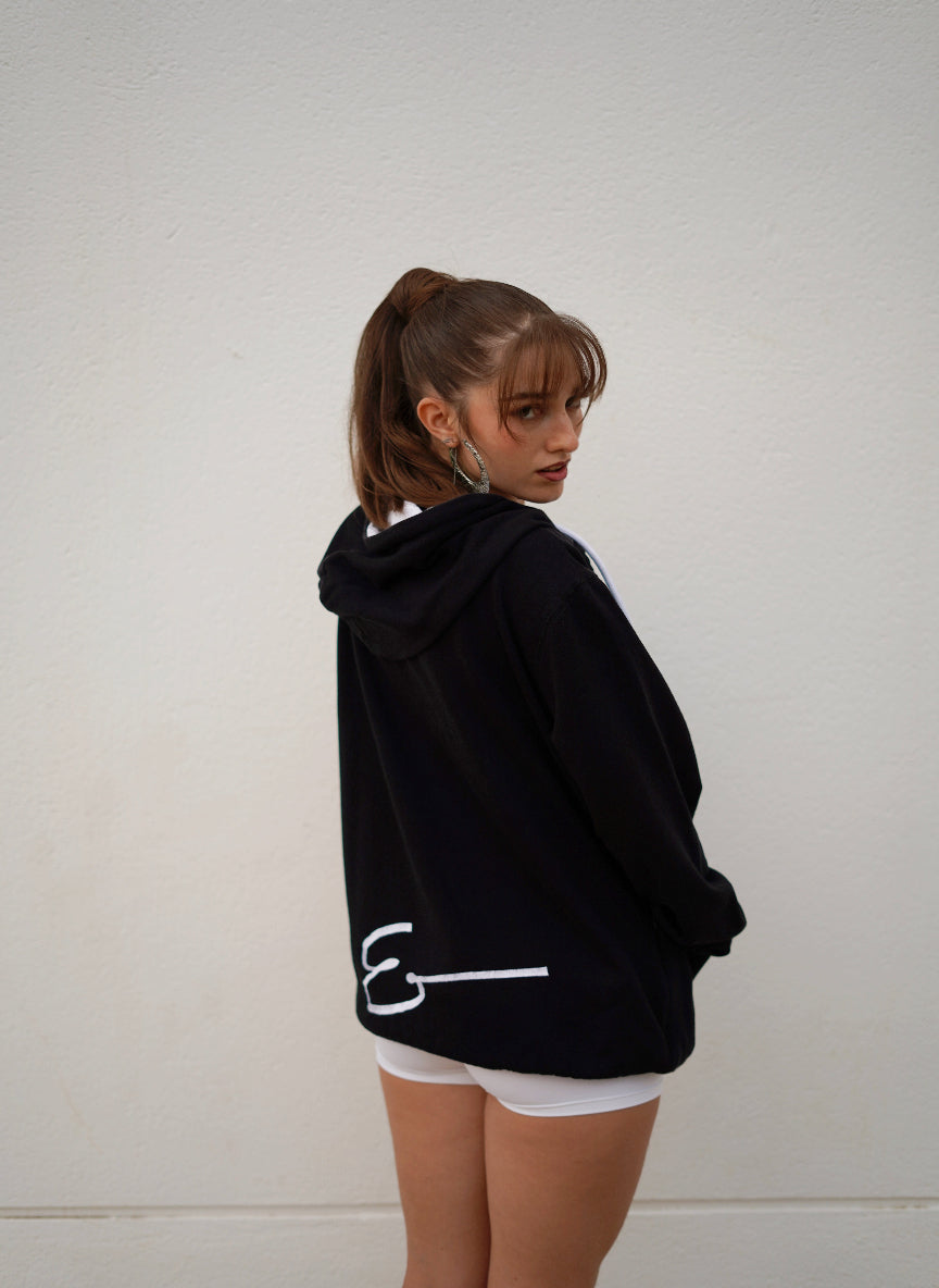 Hoodie negra vista lateral Evvi