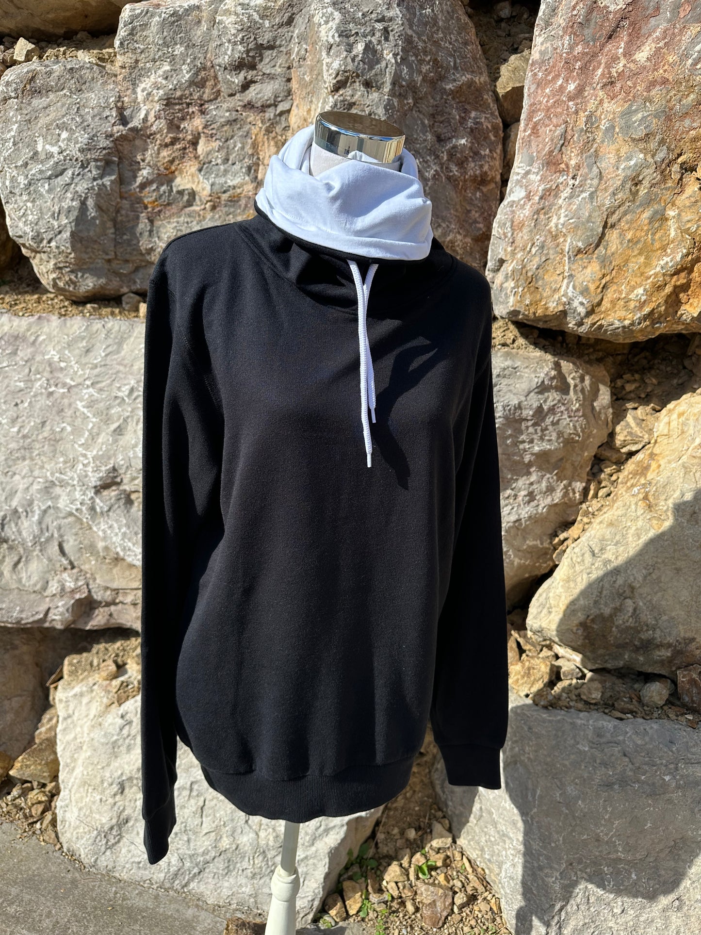 Hoodie negra cuello chimenea interior blanco y cordón blanco unisex