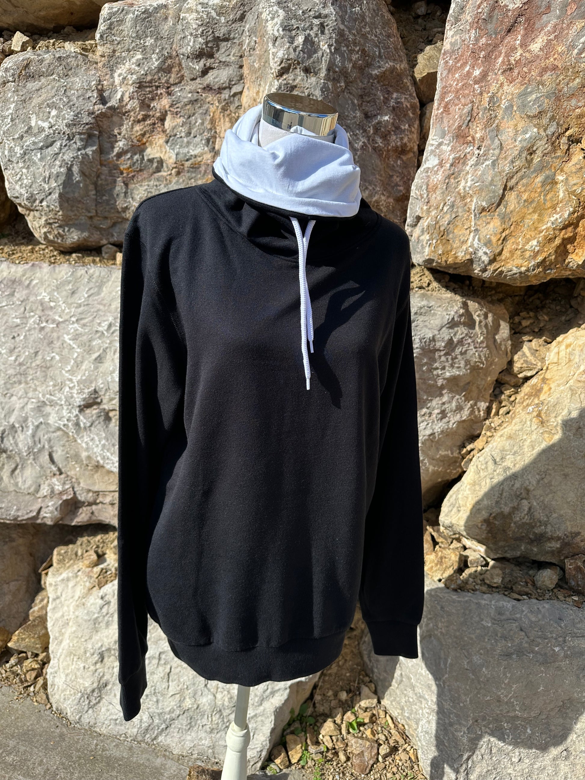 Hoodie negra cuello chimenea interior blanco y cordón blanco unisex