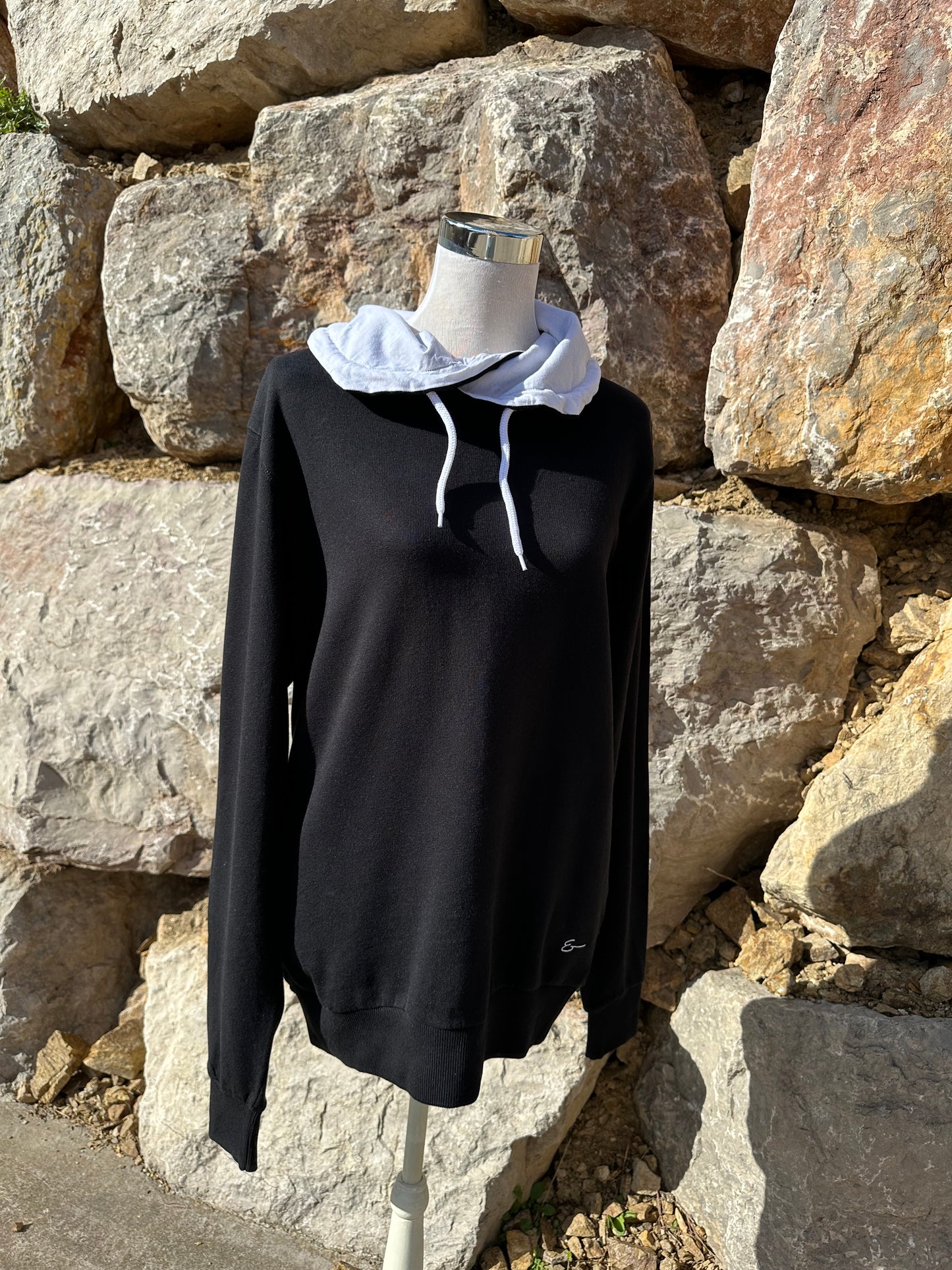 modelo unisex sudadera negra cuello cruzado evvi
