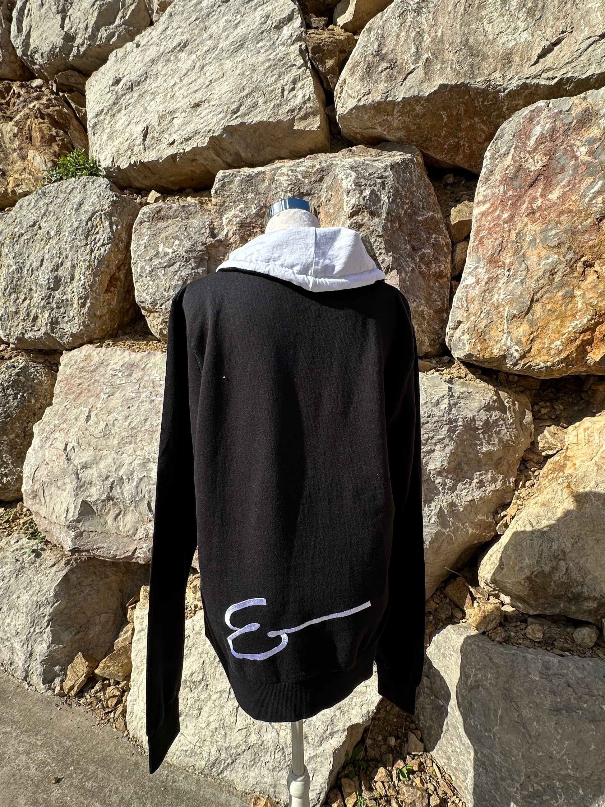 modelo unisex sudadera negra cuello cruzado estilo urbano vista trasera