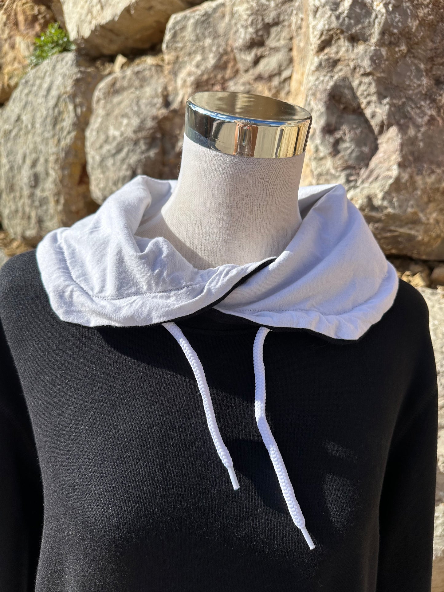 sudadera negra detalle cuello cruzado blanco frontal