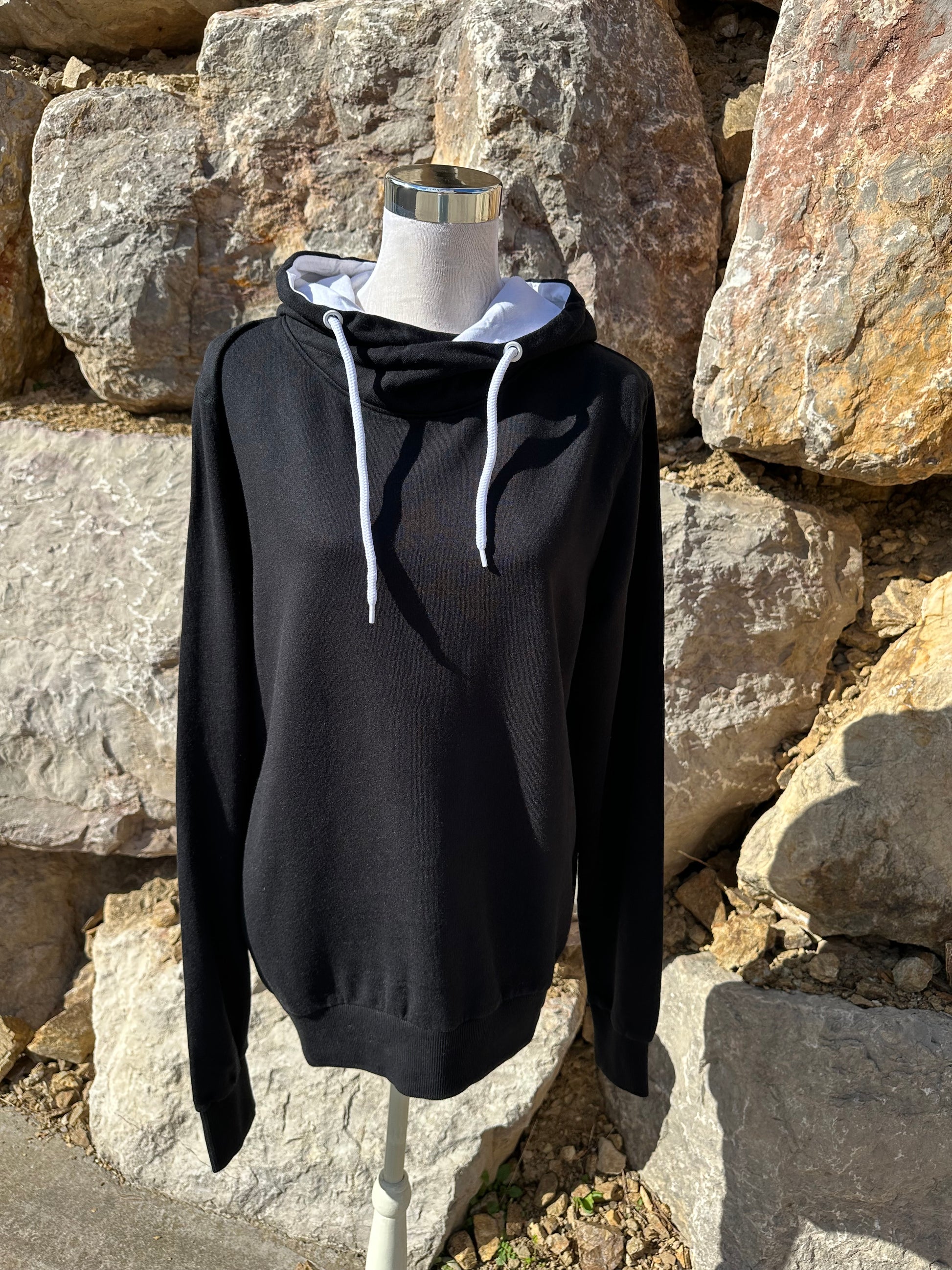 Hoodie negra unisex con capucha blanca para danza vista frontal