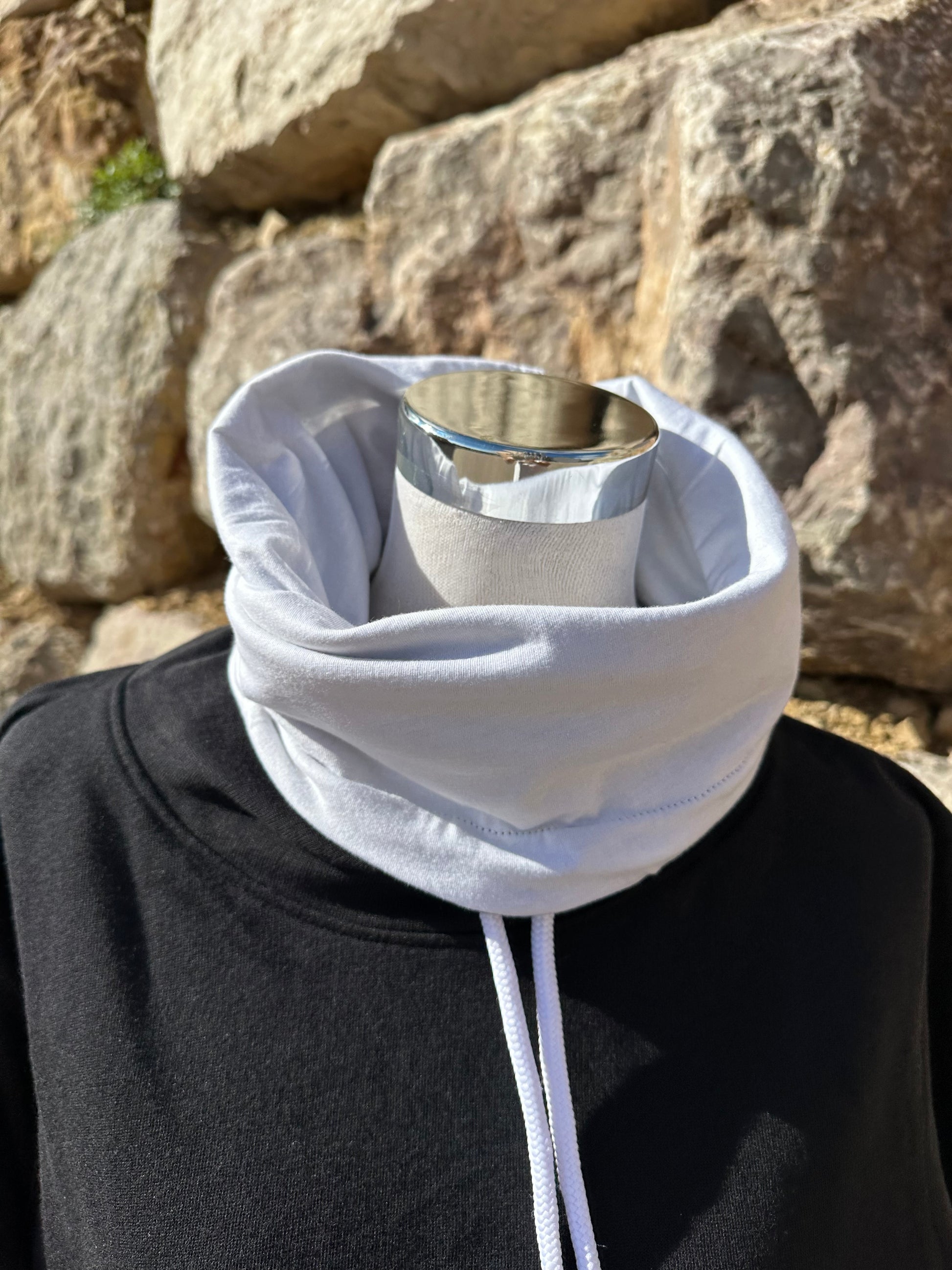 Hoodie negra detalle del cuello chimenea