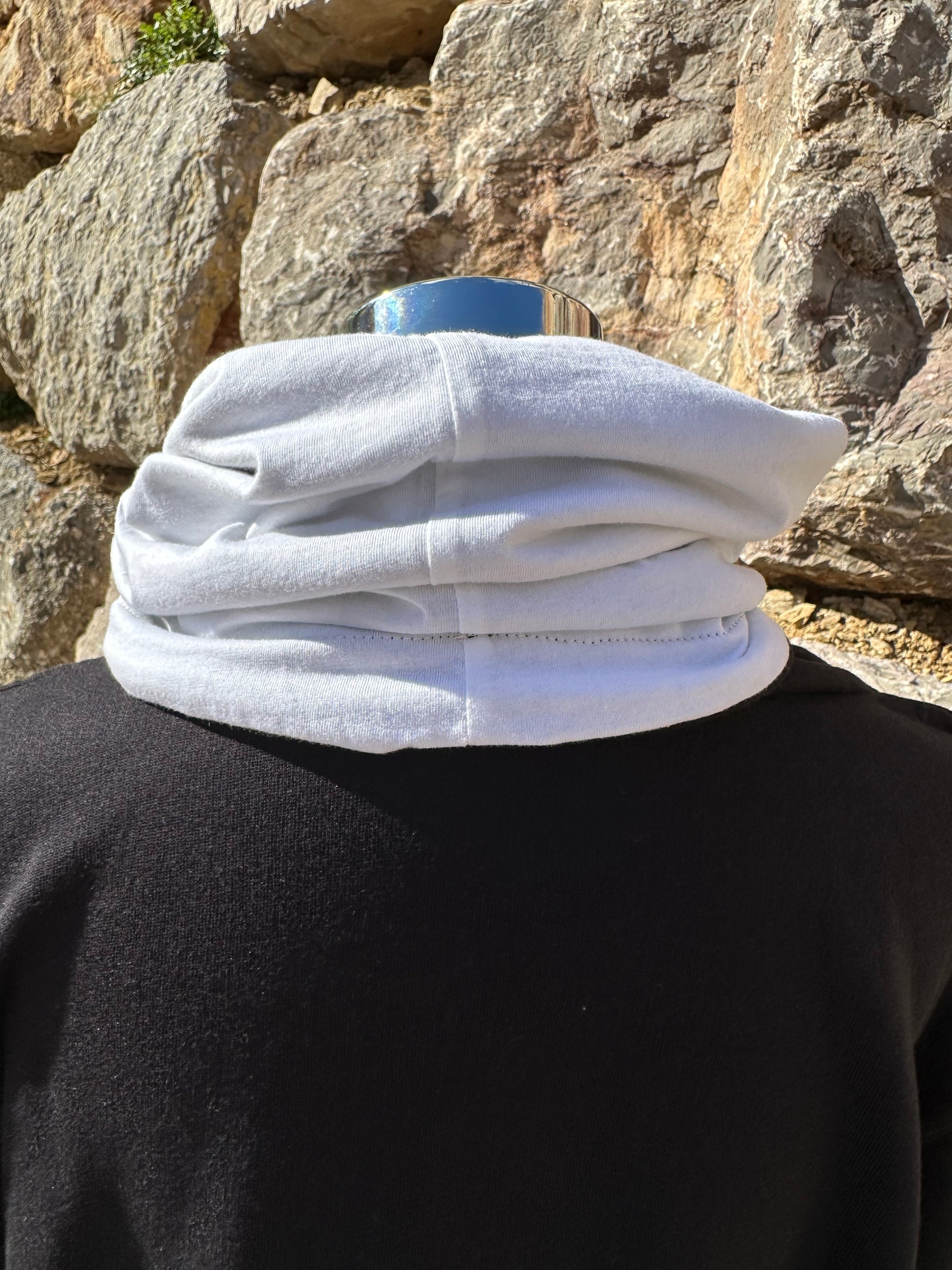 Hoodie negra detalle del cuello chimenea vista trasera