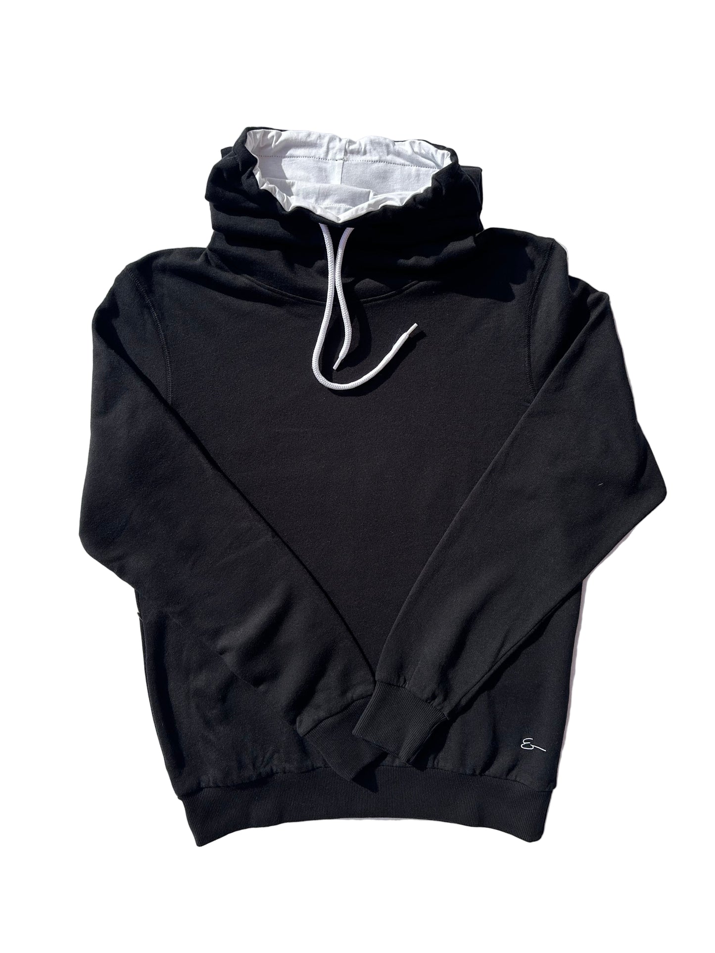 Hoodie negra unisex cuello chimenea vista frontal