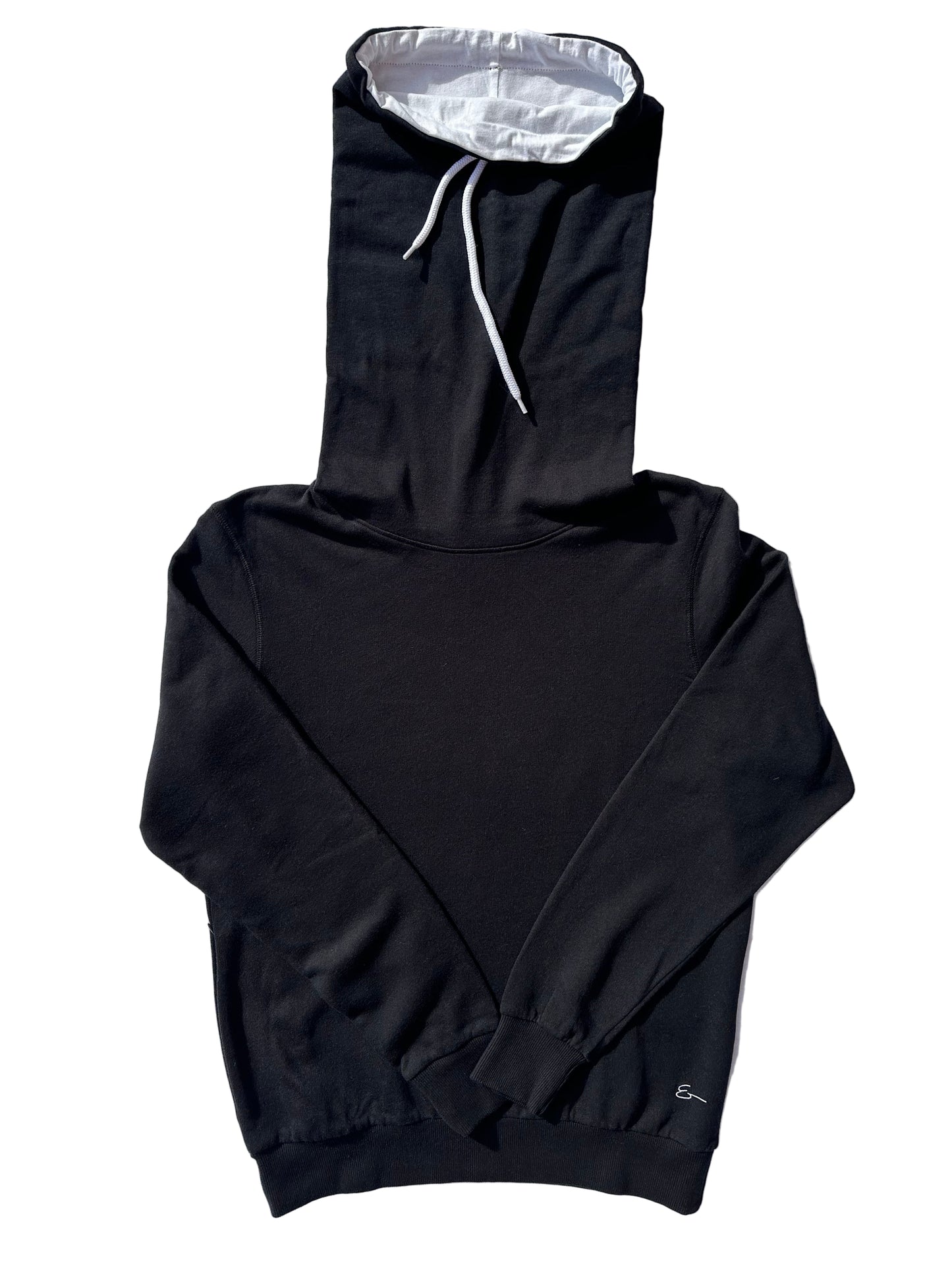 Hoodie negra unisex detalle del cuello chimenea