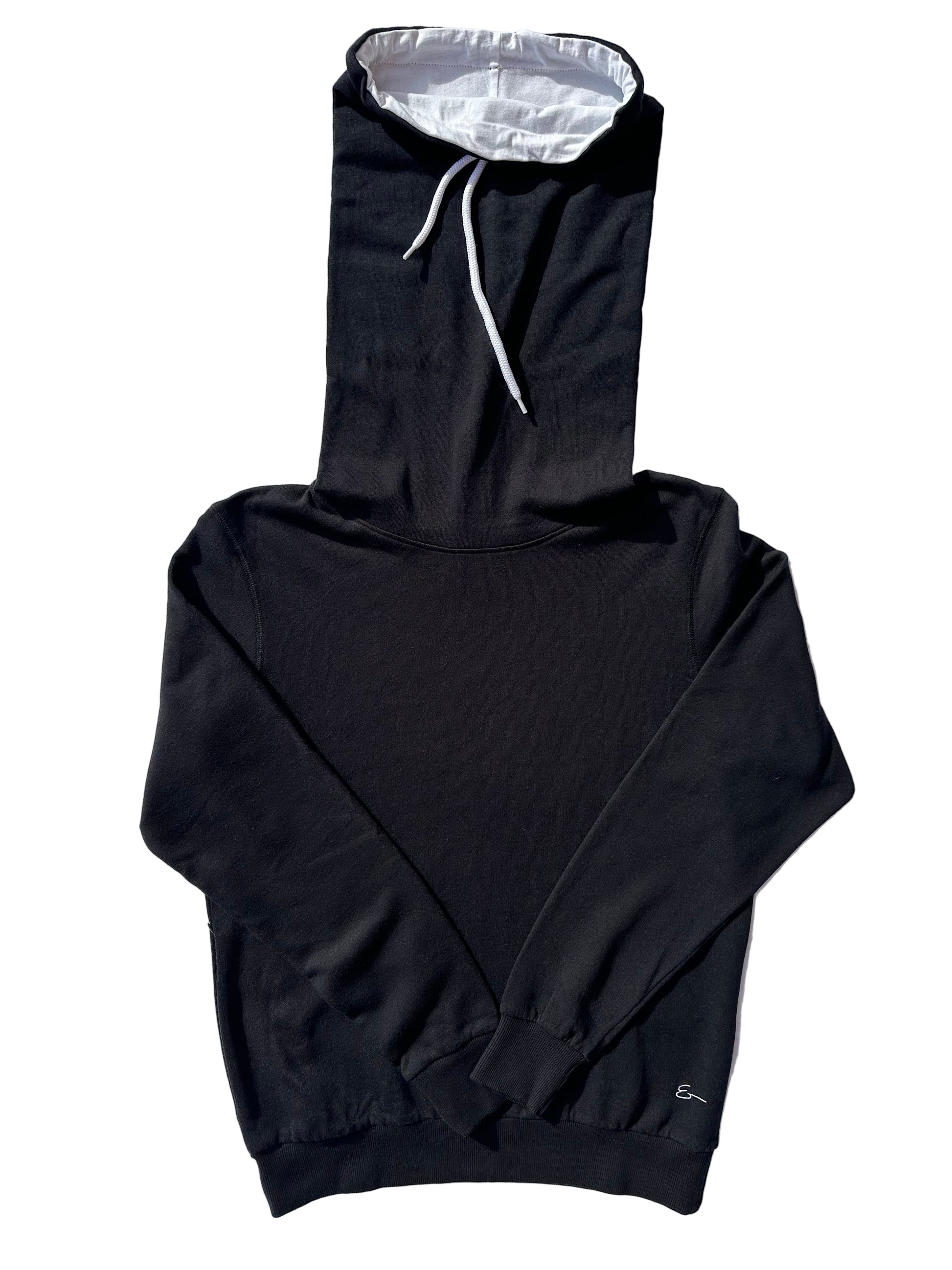 Hoodie negra unisex detalle del cuello chimenea