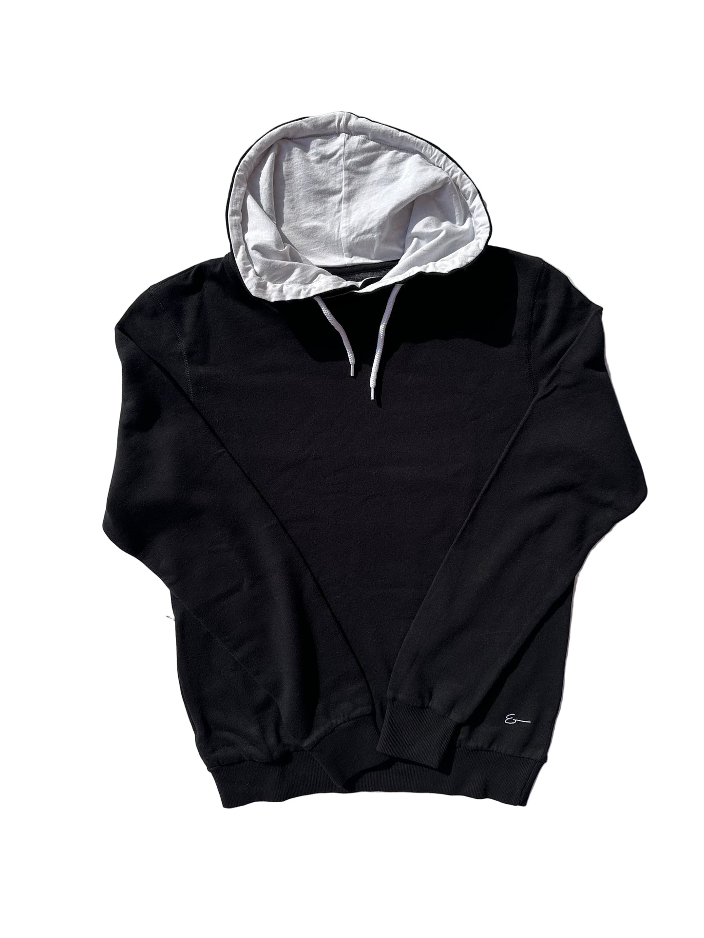 Sudadera negra unisex cuello alto cruzado blanco vista frontal