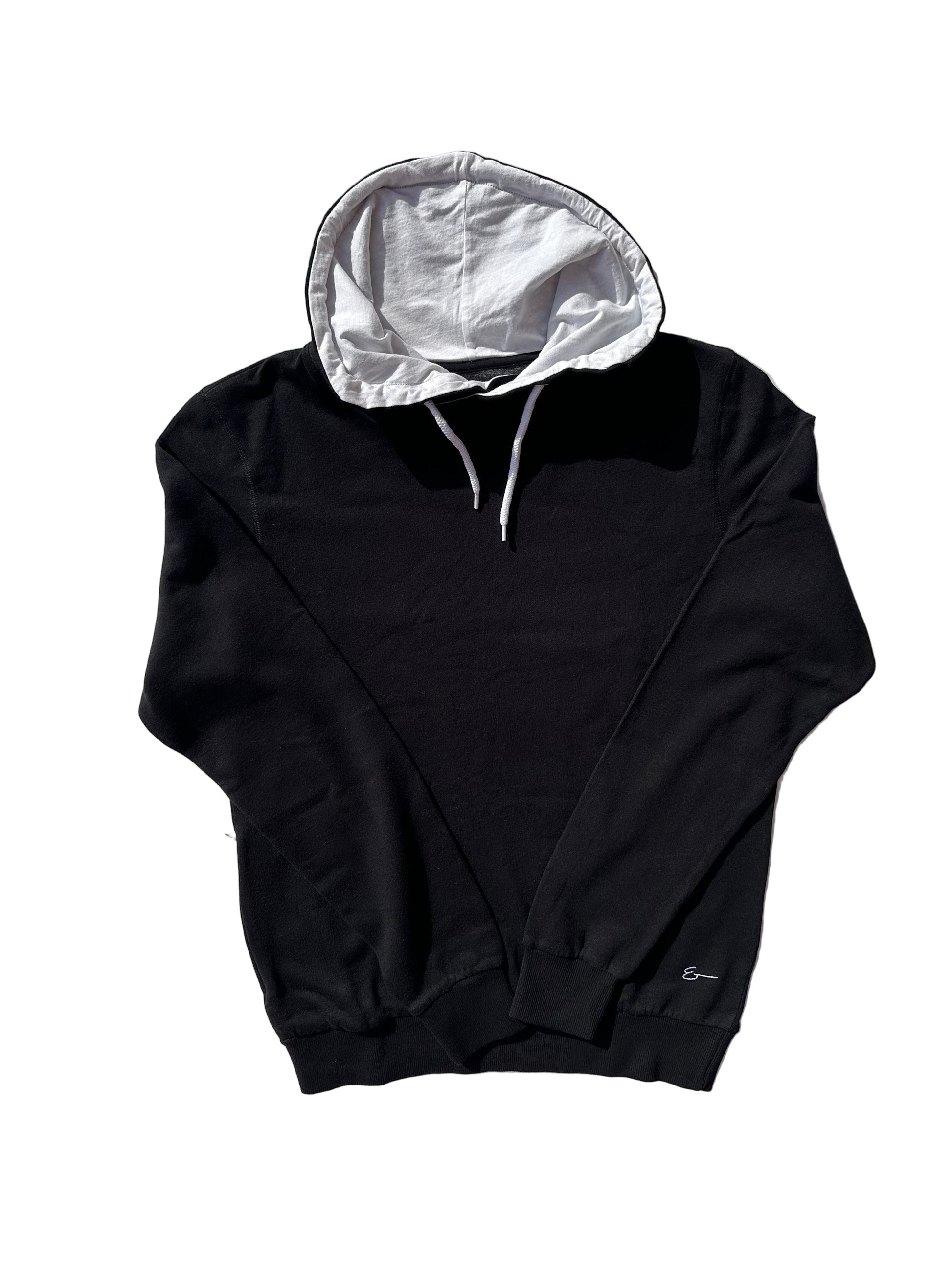 Sudadera negra unisex cuello alto cruzado blanco vista frontal