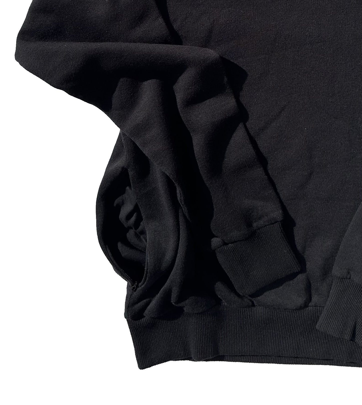 Hoodie negra detalle bolsillo lateral cremallera invisible