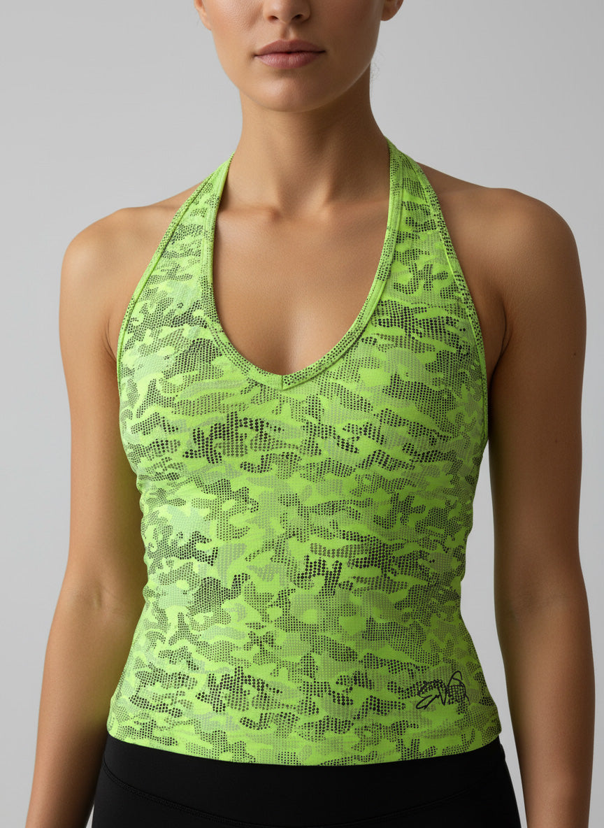 Tank top de lycra con estampado camuflaje verde pistacho Evvi vista frontal